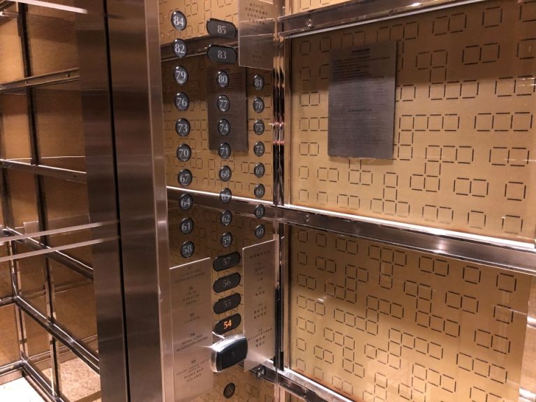 ホテルルーム階行きのエレベーター2