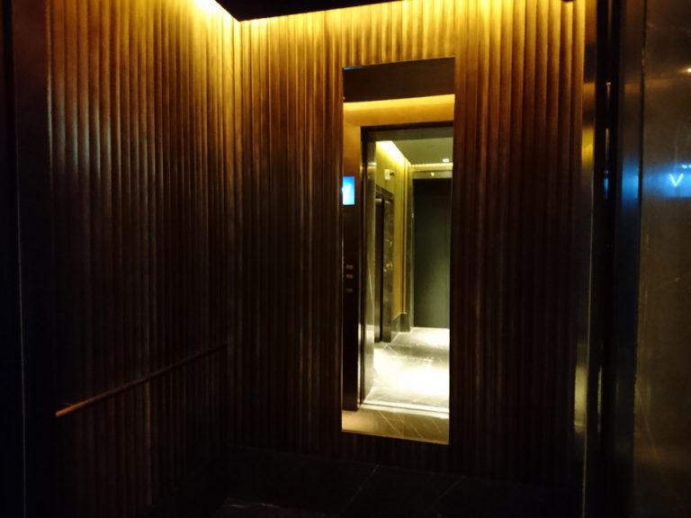 エレベーター内観