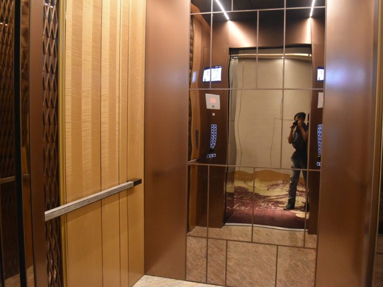 エレベーター内観