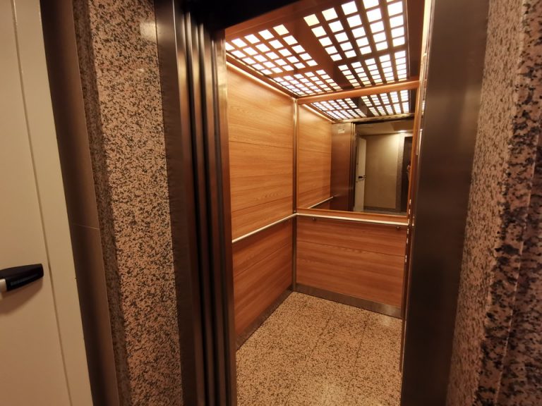 エレベーター内観