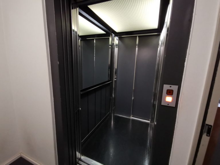 エレベーター内観