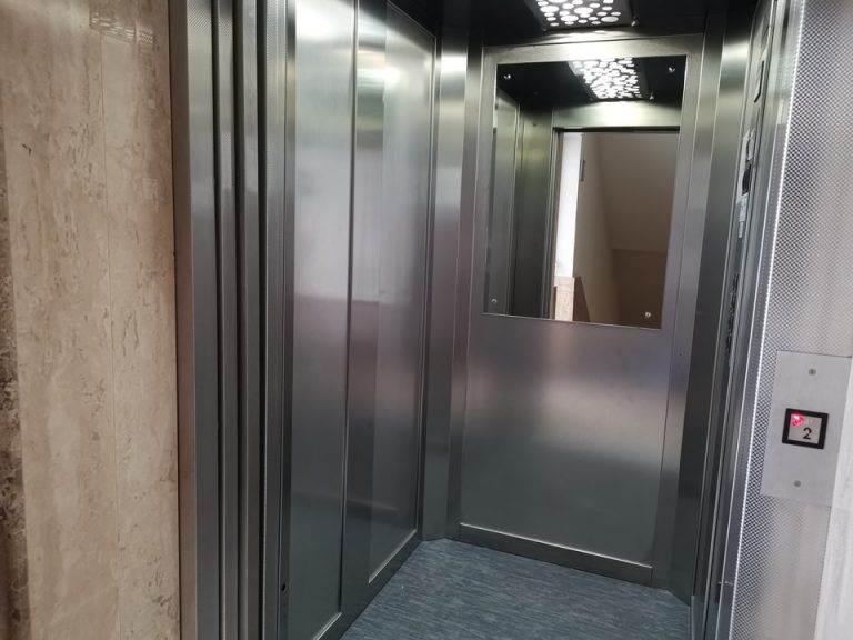 エレベーター内観