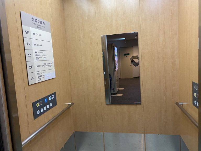 エレベーター内観
