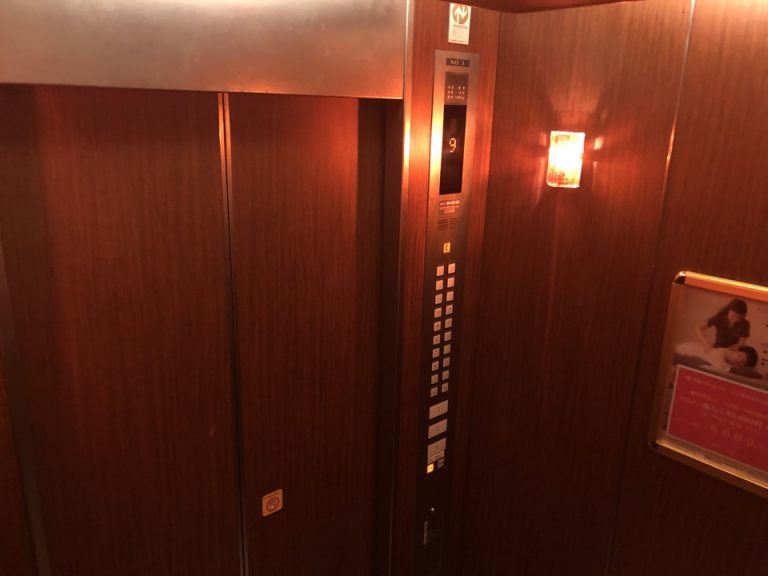 エレベーター内観
