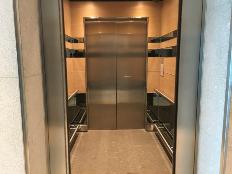 エレベーター内観