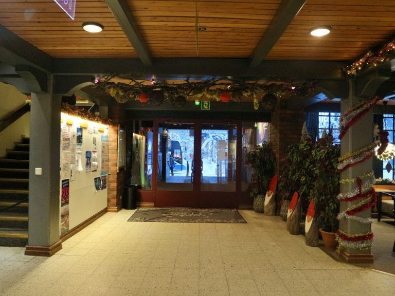 エントランス内観全体