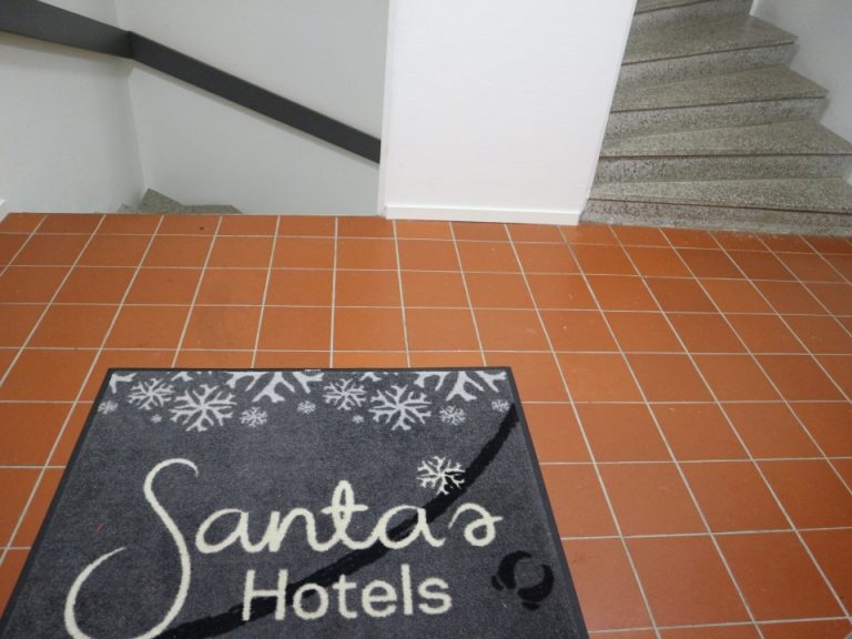 私が泊まった館にはエレベーターが無く、階段で昇り降りが必要です。大きなスーツケースを抱えての昇り降りはかなり大変でした。