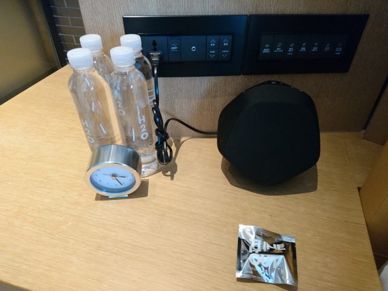 ベッドサイドデスク左