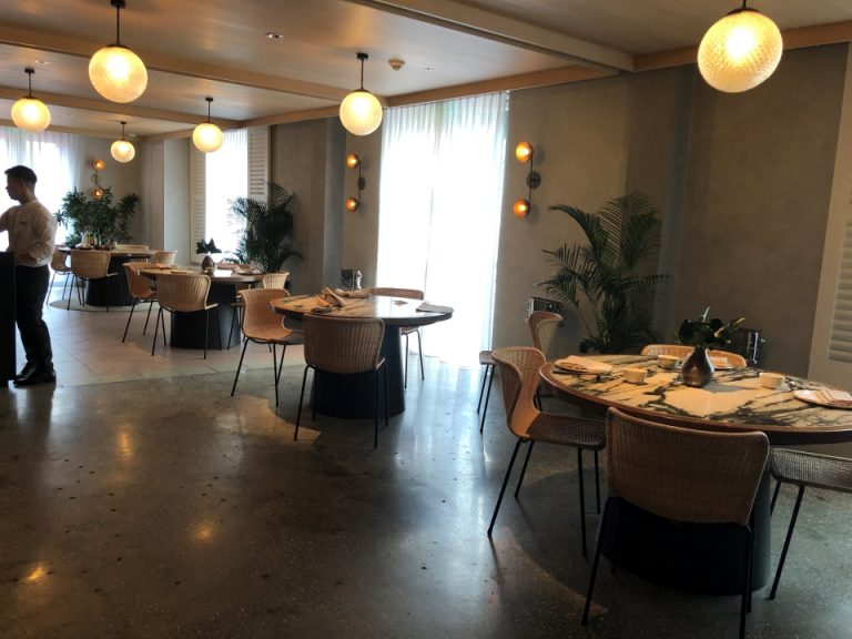 レストラン客席