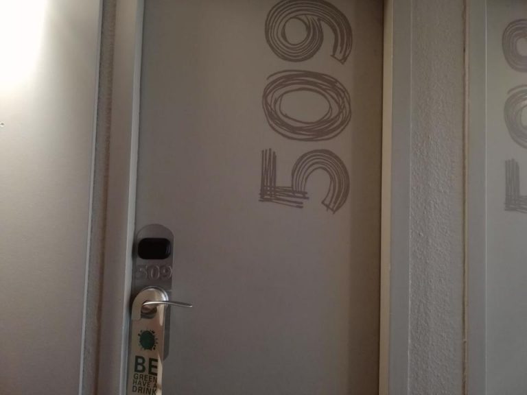 客室入口外観ドア