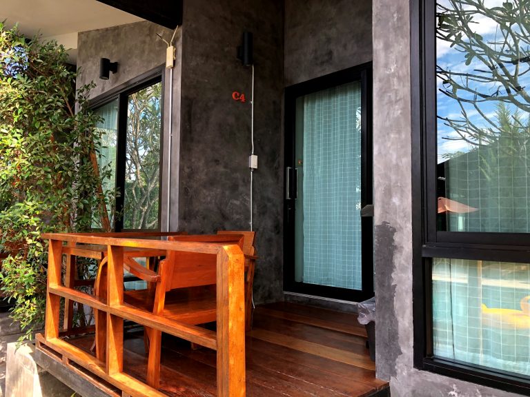 客室入口外観ドア