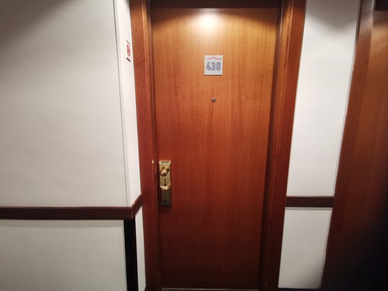 客室入口外観ドア