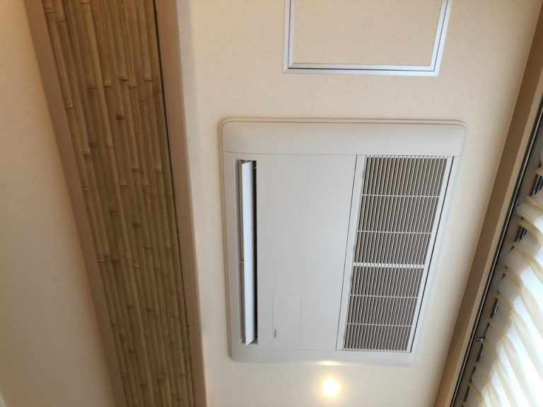 天井 エアコンが大きいのでお部屋がすぐに温まりました。