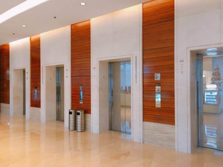 ロビー階エレベーターホール