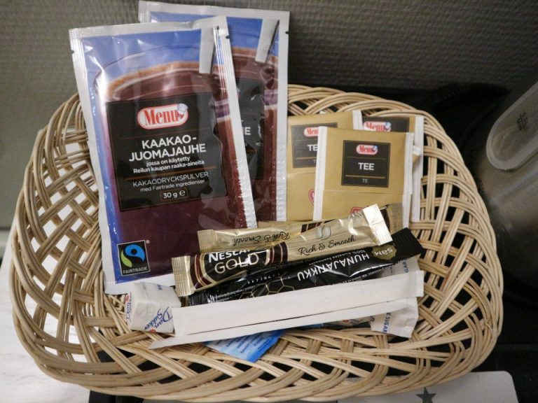 カフェコーナーには、無料のコーヒー、ティーバック、ココアがあります。