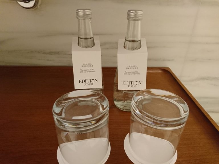 エビアン(無料のミネラルウォーター)(1)