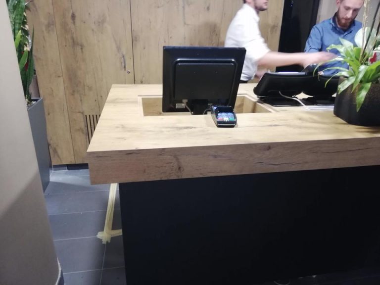 フロントカウンター