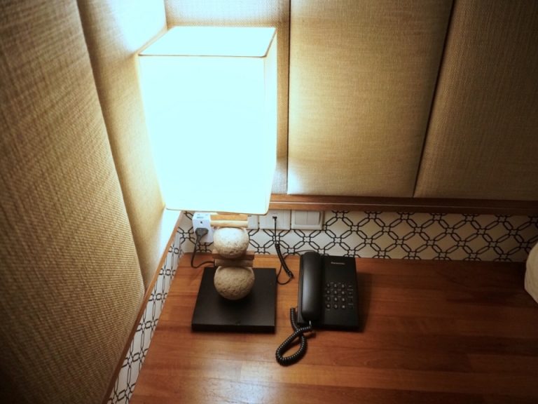 ベッド横の明かりと電話