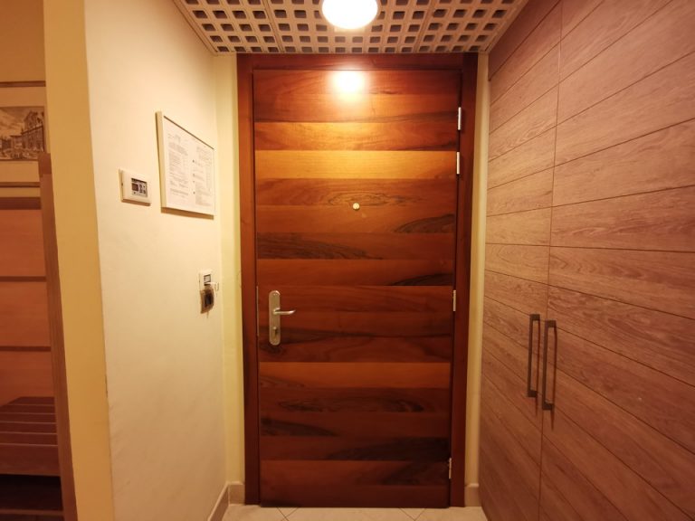 客室入口ドア内観