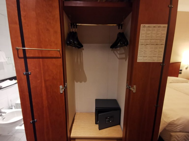 クローゼット外観(開けた状態)