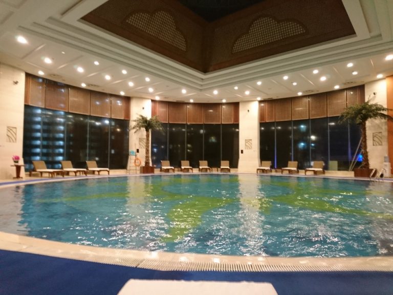 屋内プール内観