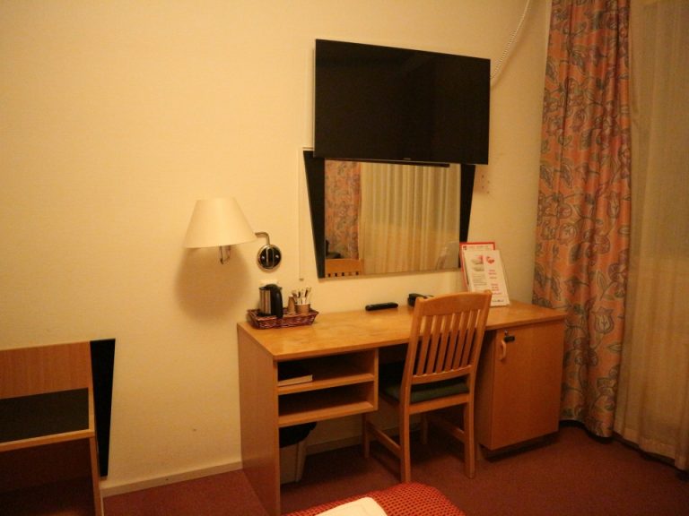 デスクの前に鏡があり、その上にテレビがありました