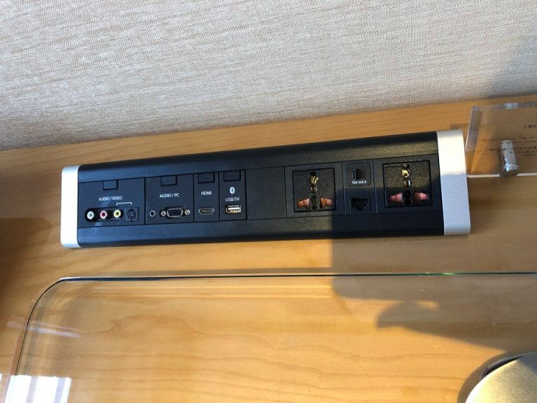 デスク横の棚の電源