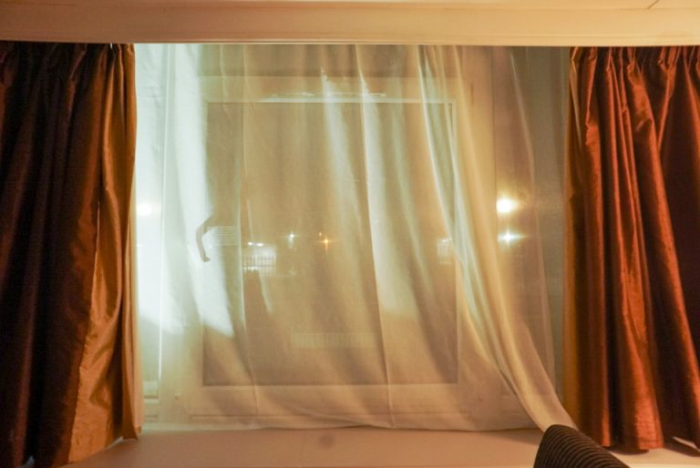 寝室窓のカーテンを開けた状態です