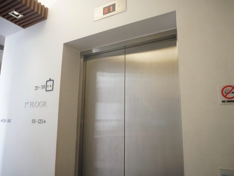 エレベータ外観フロント階