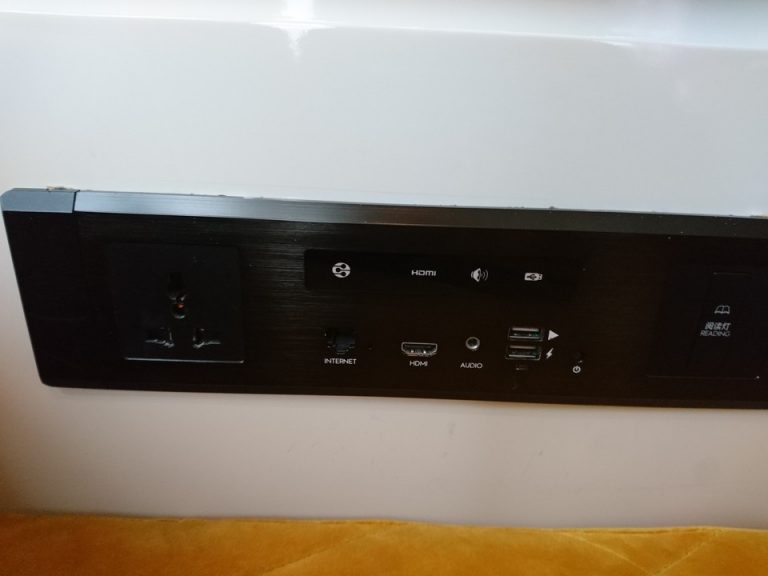 デスク横のコンセント