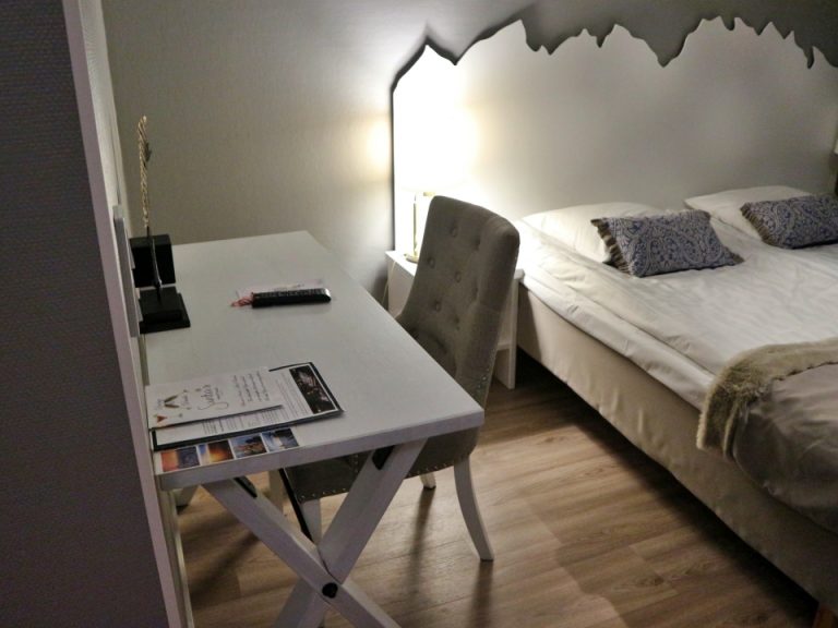 デスクはベッド脇の壁際にあります。