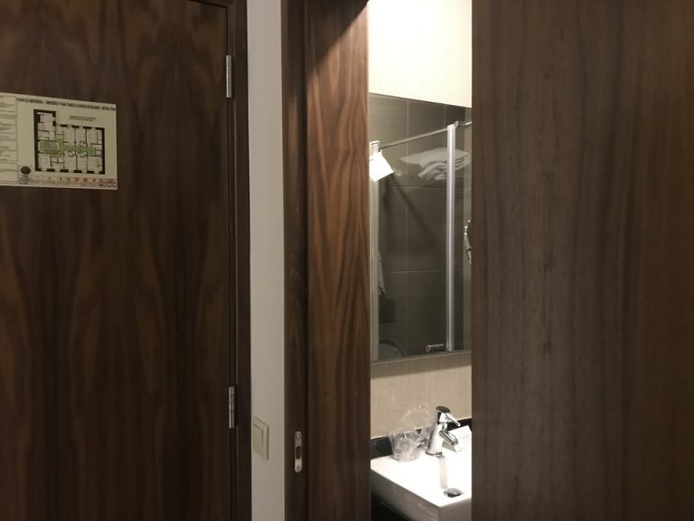 シャワールーム 入り口 別角度