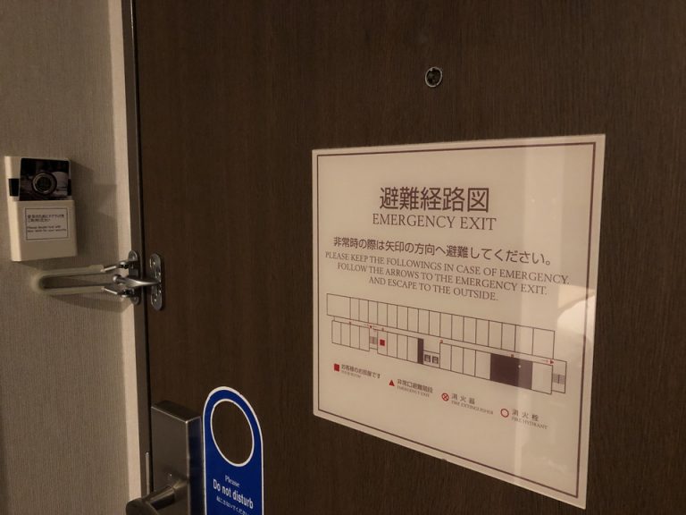 入り口ドア内観