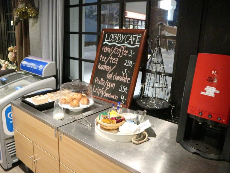 ロビーには、シナモンロールやコーヒーなどがありました。