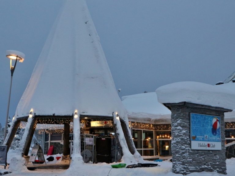 ホテル外観入口前