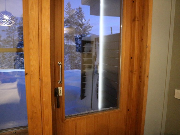 部屋から外に出られる扉があります。ここから外に出ると目の前がクロスカントリースキーのコースになっています。