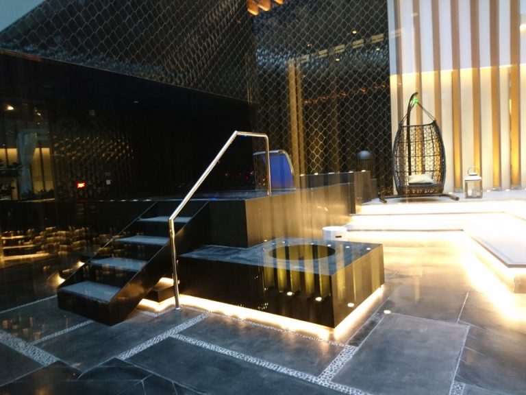 更衣室から入ることができる中庭ジャグジー