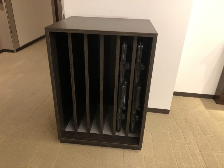 客室階10階エレベーターホール ズボンプレッサー
