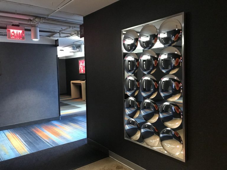 一階エレベーターホール付近