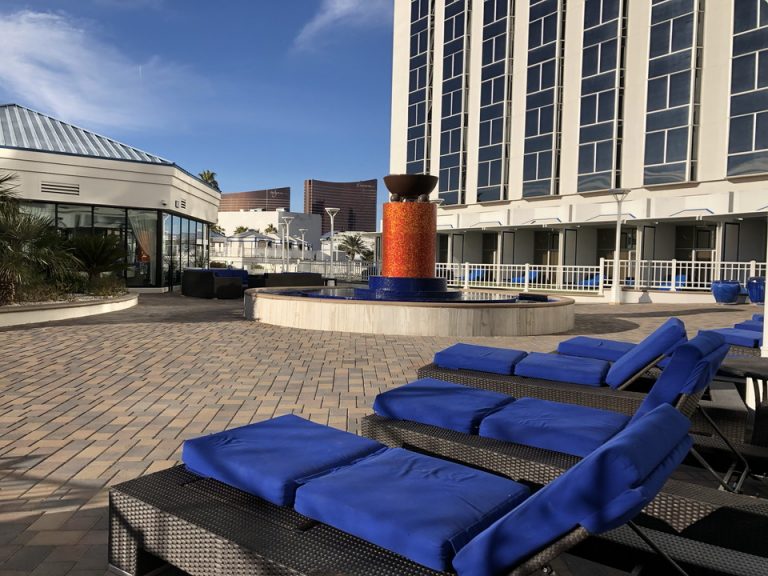 ジムやプールがある階の広場