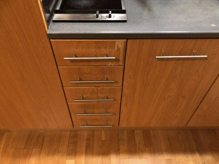 キッチン下部の引き出し(閉じた状態)