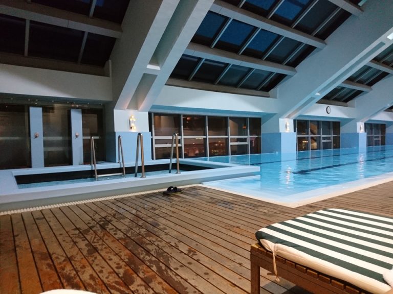 プール内ジャグジー