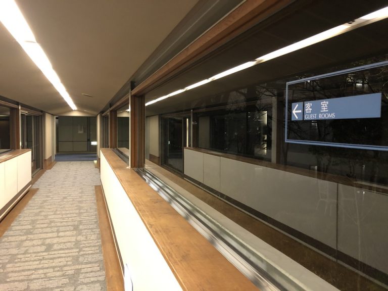 フロントから客室への廊下 右側窓の外は中庭です(3F)