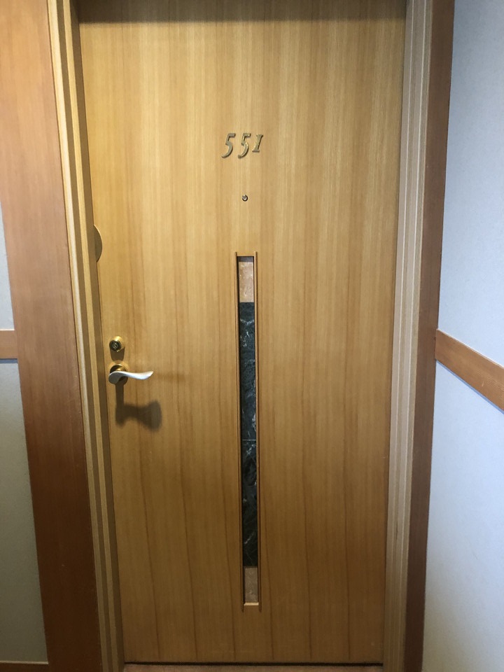部屋前ドア