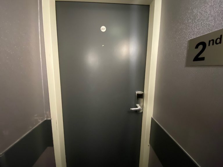 客室階入口外観ドア