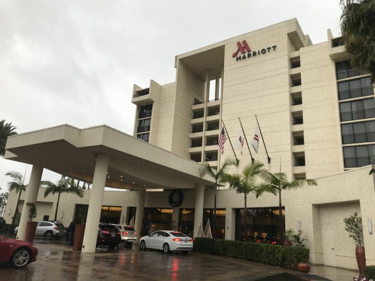 ホテル車乗り付け場所と全体像。晴れていたらいい写真だったと思います。残念です