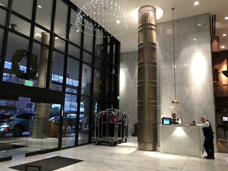 エントランス、バレーボーイ