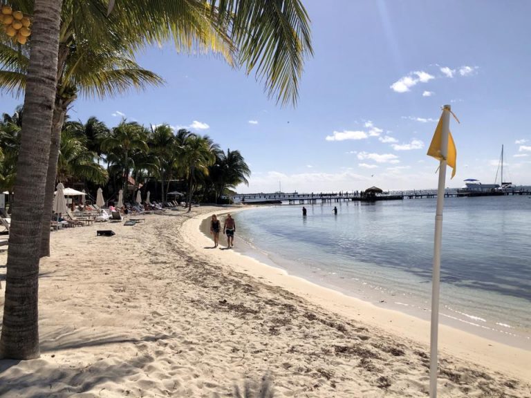 プライベートビーチは人が少なく、静かでした。隣がパブリックビーチでしたが、そちらはとても混雑しています。