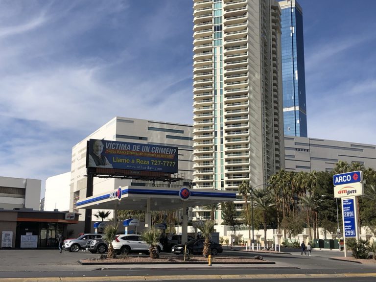 ホテル近くのガソリンスタンド