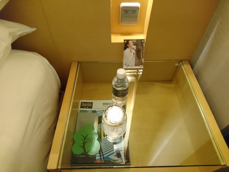 ベッドサイドデスク右